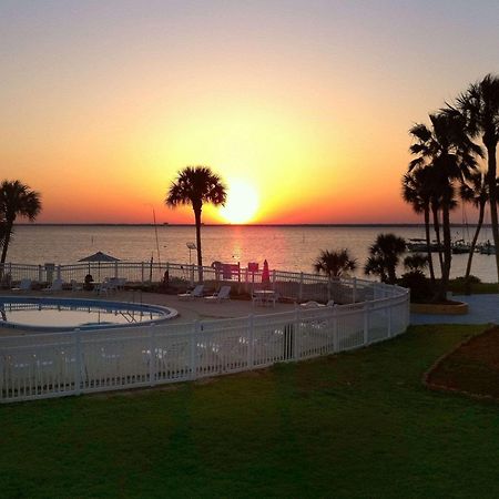Quality Inn & Suites Gulf Breeze Bayside Near Pensacola Beach Экстерьер фото