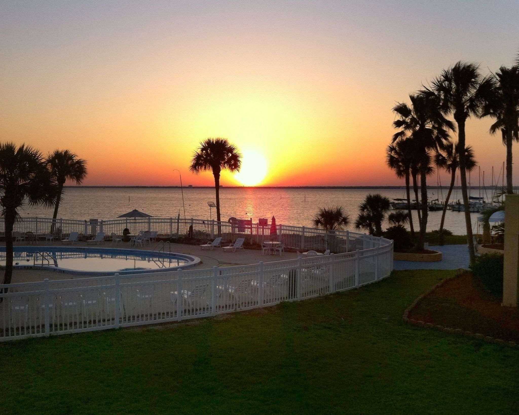 Quality Inn & Suites Gulf Breeze Bayside Near Pensacola Beach Экстерьер фото