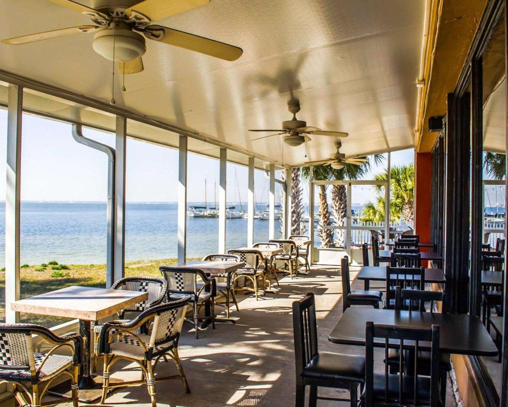 Quality Inn & Suites Gulf Breeze Bayside Near Pensacola Beach Экстерьер фото