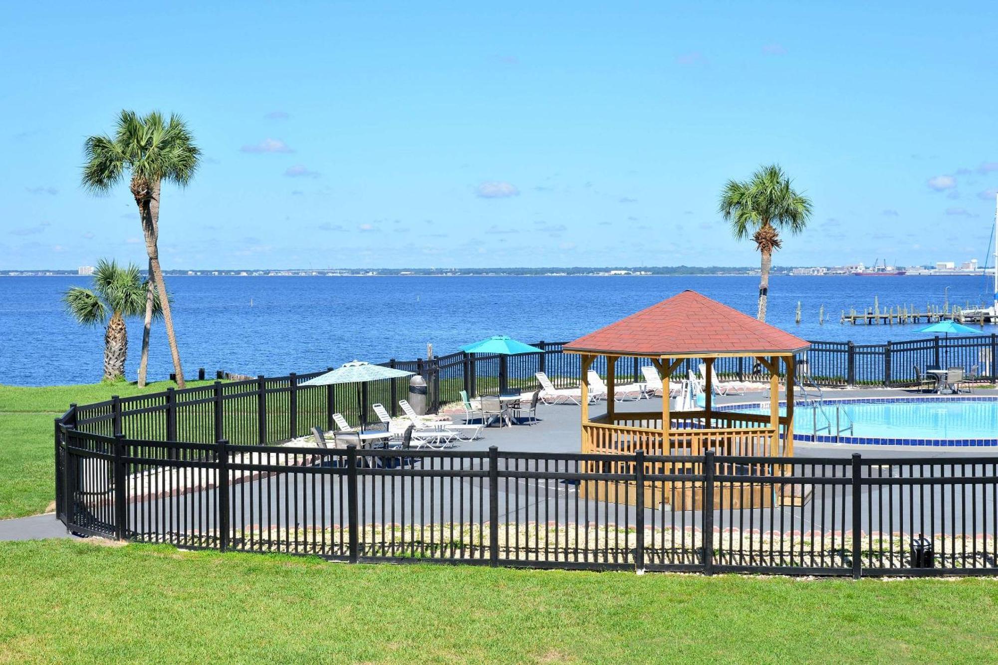 Quality Inn & Suites Gulf Breeze Bayside Near Pensacola Beach Экстерьер фото