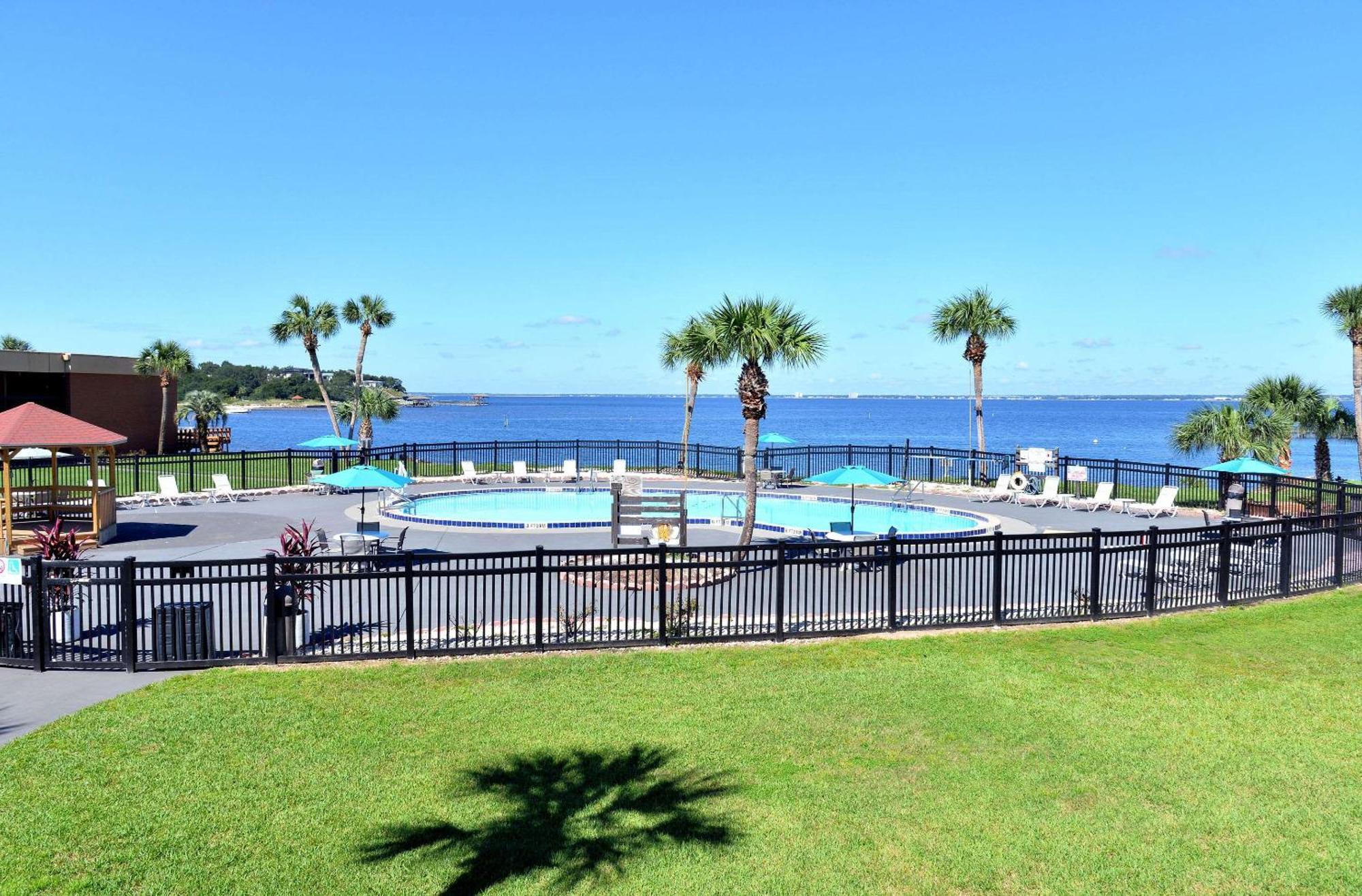 Quality Inn & Suites Gulf Breeze Bayside Near Pensacola Beach Экстерьер фото