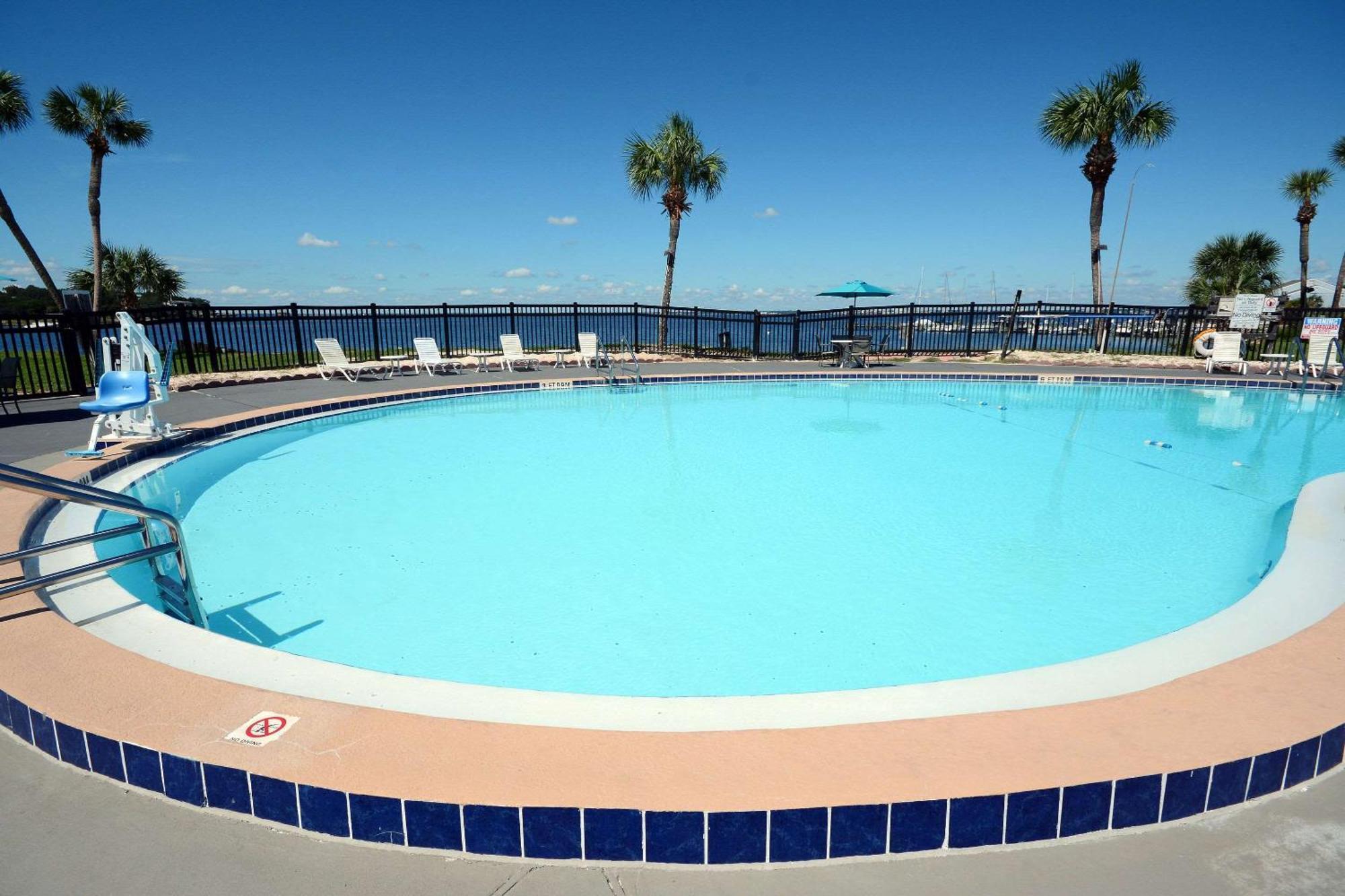 Quality Inn & Suites Gulf Breeze Bayside Near Pensacola Beach Экстерьер фото