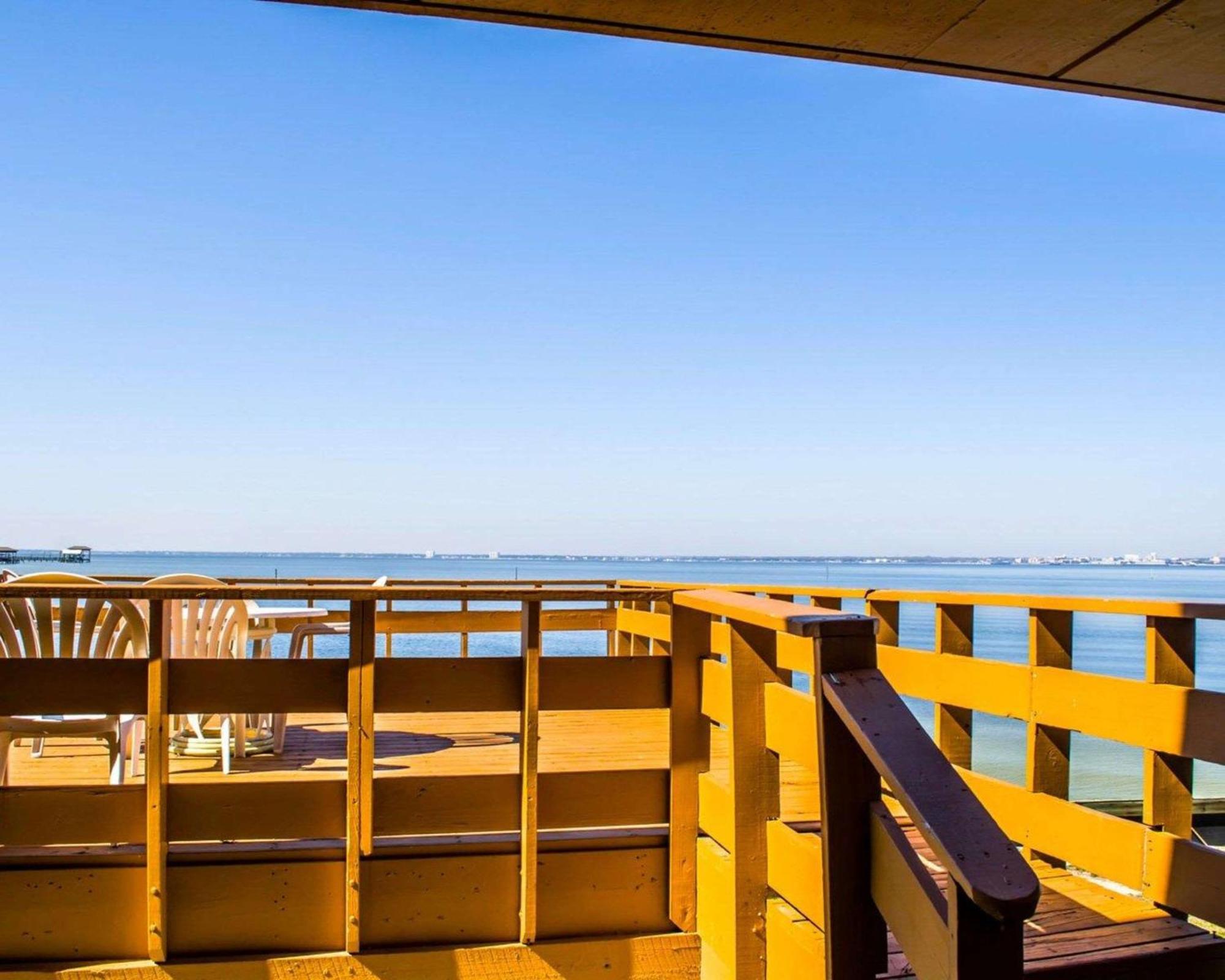 Quality Inn & Suites Gulf Breeze Bayside Near Pensacola Beach Экстерьер фото