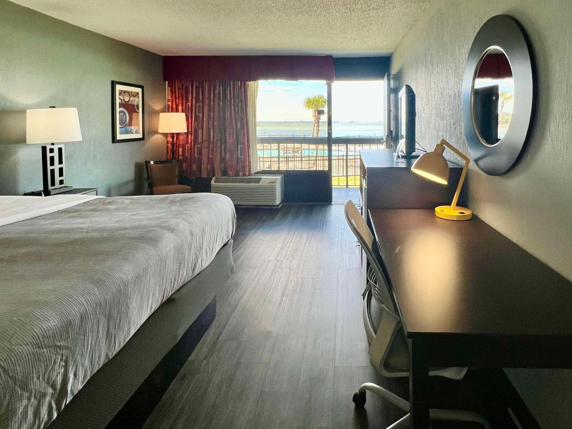Quality Inn & Suites Gulf Breeze Bayside Near Pensacola Beach Экстерьер фото