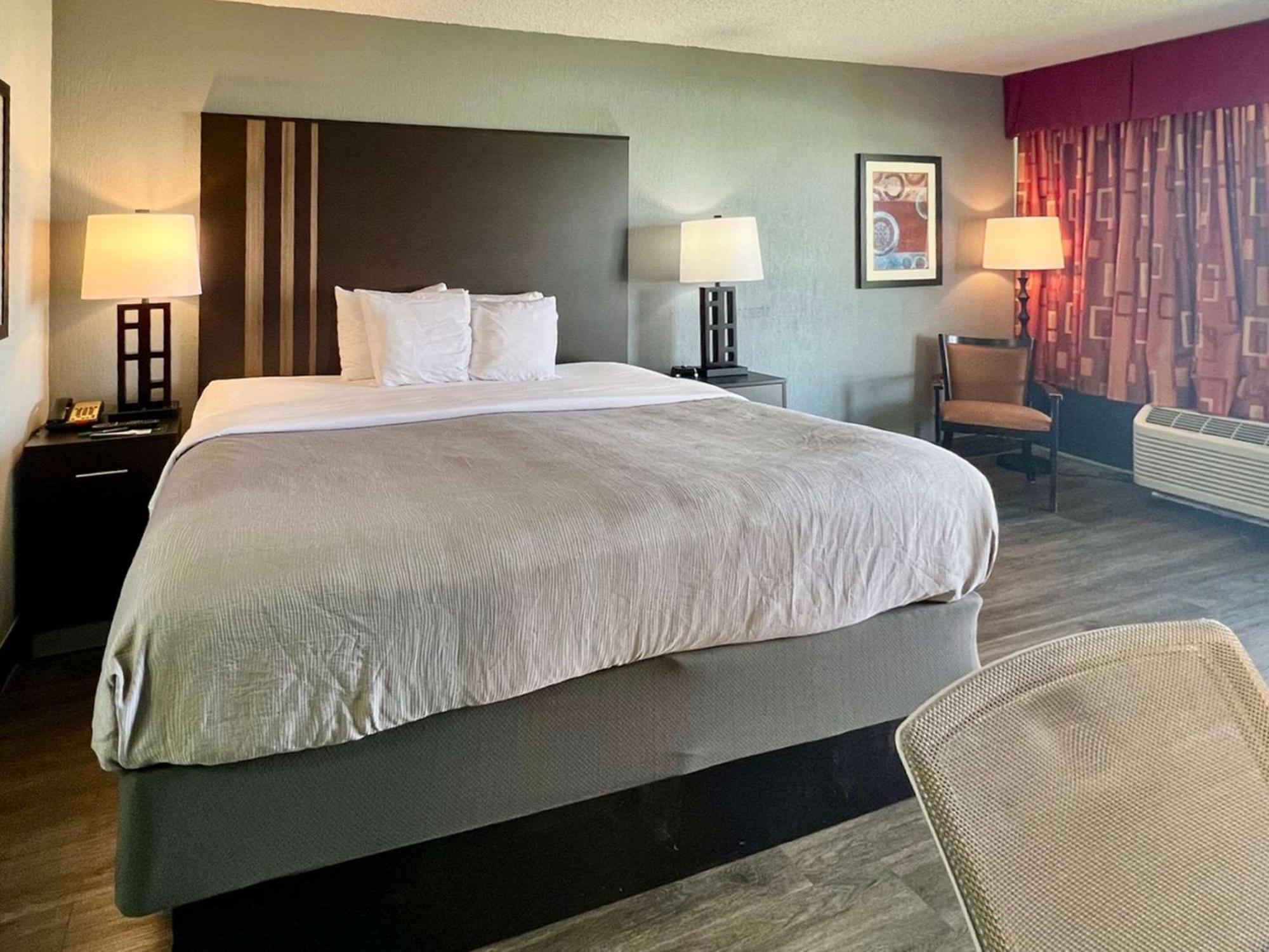 Quality Inn & Suites Gulf Breeze Bayside Near Pensacola Beach Экстерьер фото