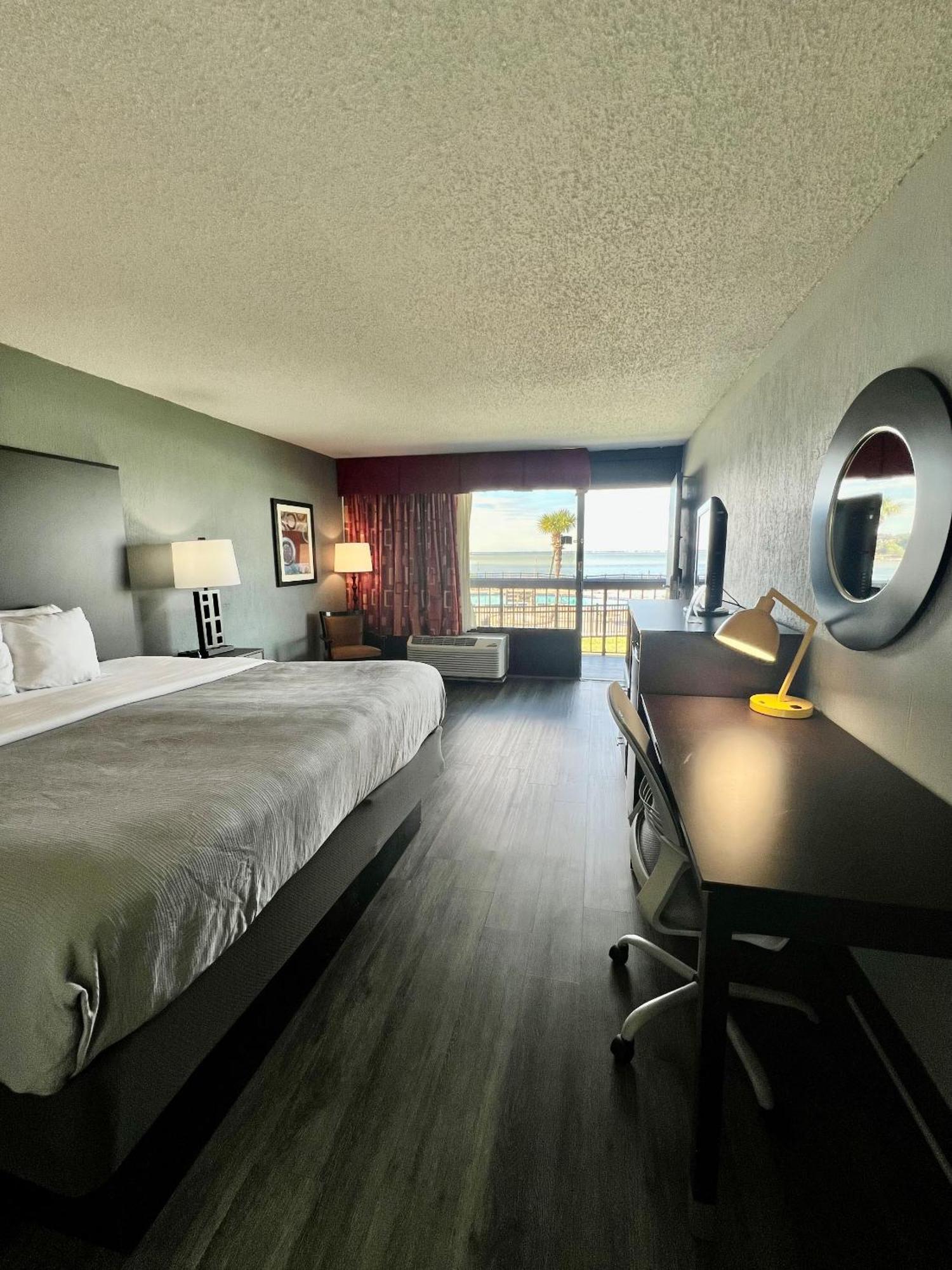 Quality Inn & Suites Gulf Breeze Bayside Near Pensacola Beach Экстерьер фото